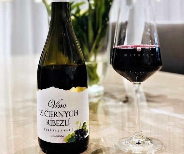 Vino z ciernych ribezli Miluron